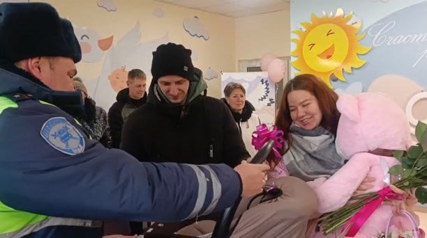 Сотрудники ГАИ подарили автокресло маме из Троицкого, которую экстренно доставили в роддом Сотрудники ГАИ подарили автокресло маме из Троицкого, которую экстренно доставили в роддом