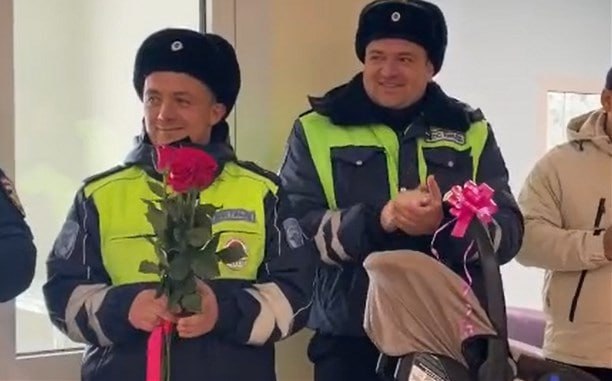 Сотрудники ГАИ подарили автокресло маме из Троицкого, которую экстренно доставили в роддом Сотрудники ГАИ подарили автокресло маме из Троицкого, которую экстренно доставили в роддом