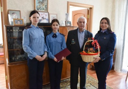 Сотрудник следственного управления СК России по Сахалинской области и кадеты подшефного класса поздравили ветерана Великой Отечественной войны Андреева Василия Николаевича с наступившим праздником - Днём защитника Отечества