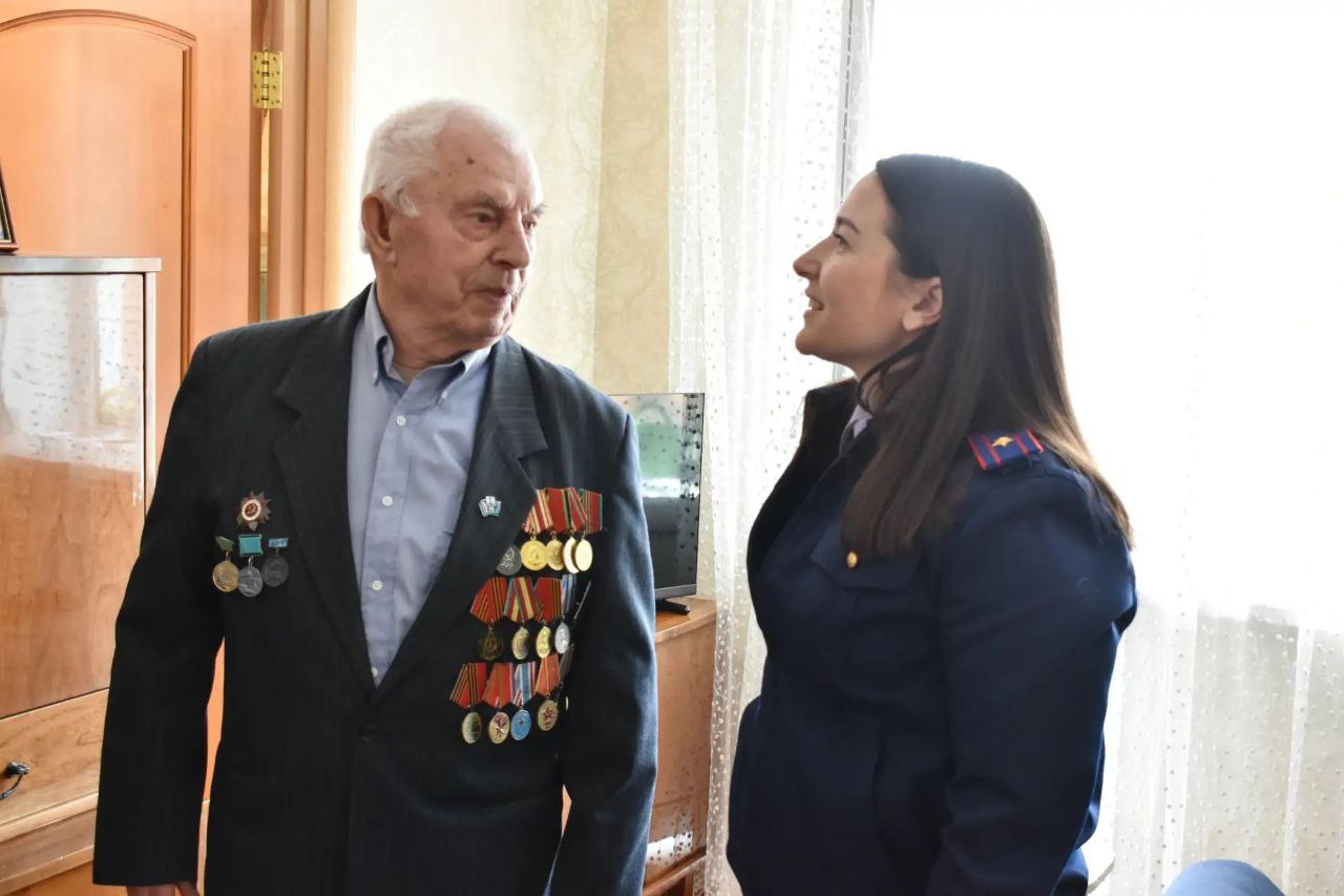 Сотрудник следственного управления СК России по Сахалинской области и кадеты подшефного класса поздравили ветерана Великой Отечественной войны Андреева Василия Николаевича с наступившим праздником - Днём защитника Отечества Сотрудник следственного управления СК России по Сахалинской области и кадеты подшефного класса поздравили ветерана Великой Отечественной войны Андреева Василия Николаевича с наступившим праздником - Днём защитника Отечества