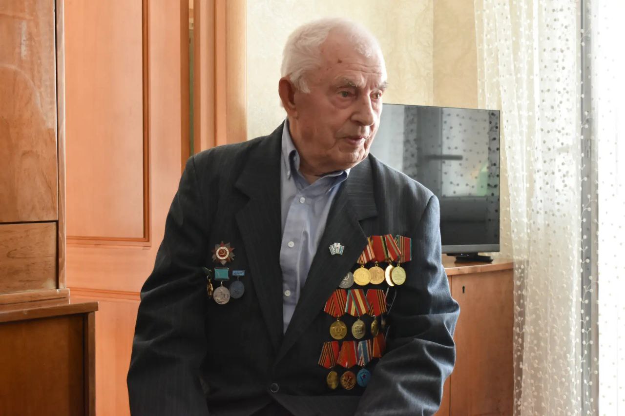 Сотрудник следственного управления СК России по Сахалинской области и кадеты подшефного класса поздравили ветерана Великой Отечественной войны Андреева Василия Николаевича с наступившим праздником - Днём защитника Отечества Сотрудник следственного управления СК России по Сахалинской области и кадеты подшефного класса поздравили ветерана Великой Отечественной войны Андреева Василия Николаевича с наступившим праздником - Днём защитника Отечества