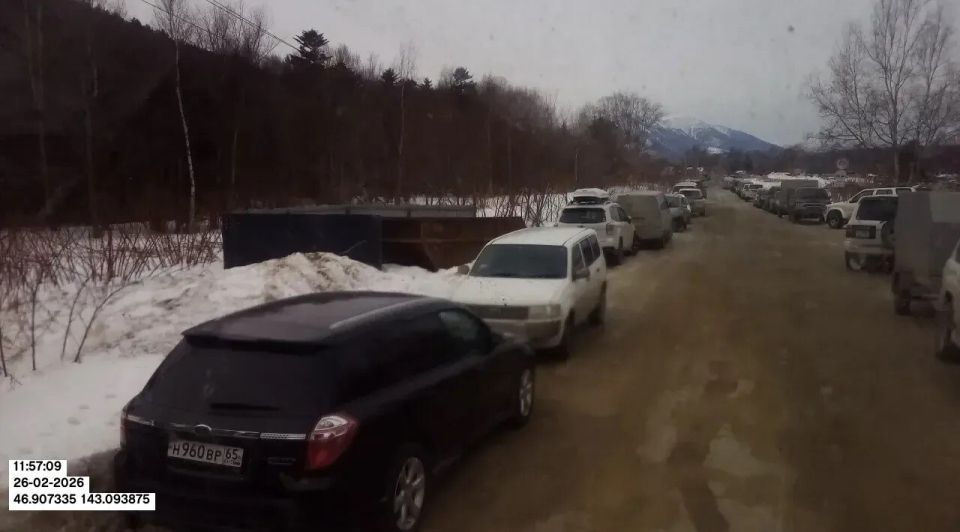 Рыбалка важнее чистоты: в Лесном мусоровозы не смогли подъехать к контейнерам из-за автохамов