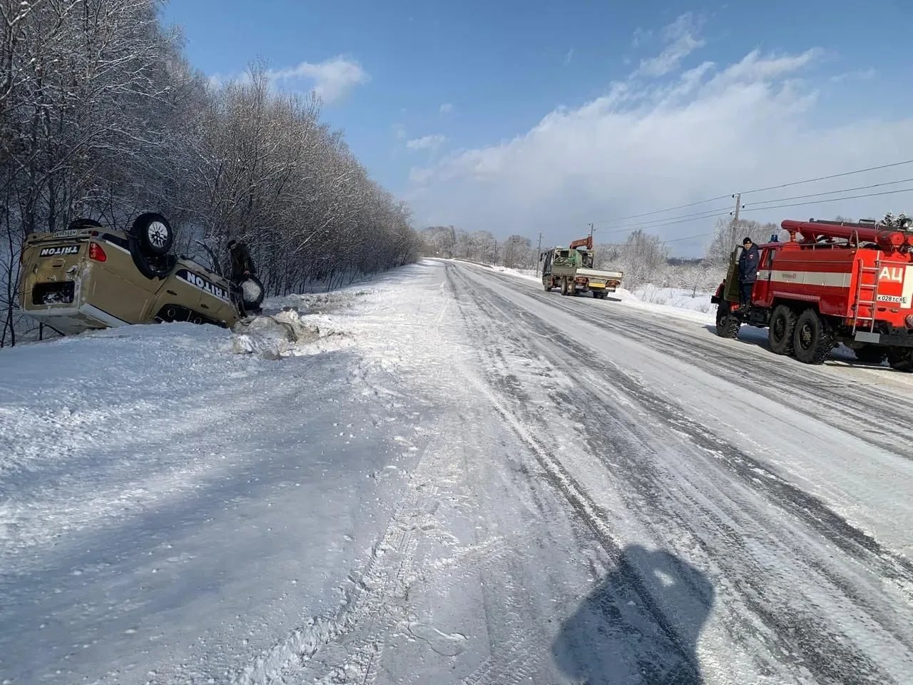 Машина вылетела с проезжей части и перевернулась на холмской трассе