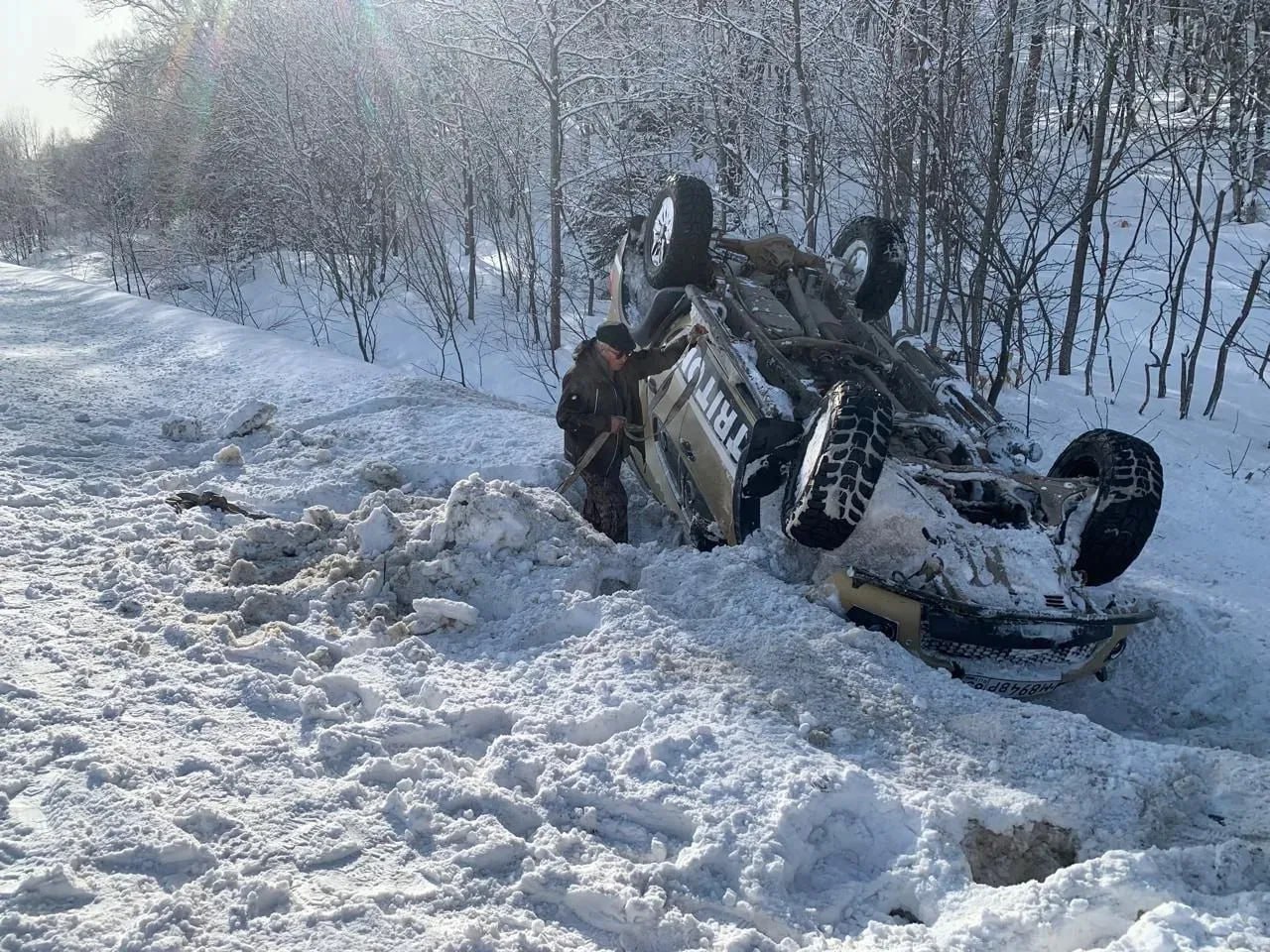 Машина вылетела с проезжей части и перевернулась на холмской трассе Машина вылетела с проезжей части и перевернулась на холмской трассе