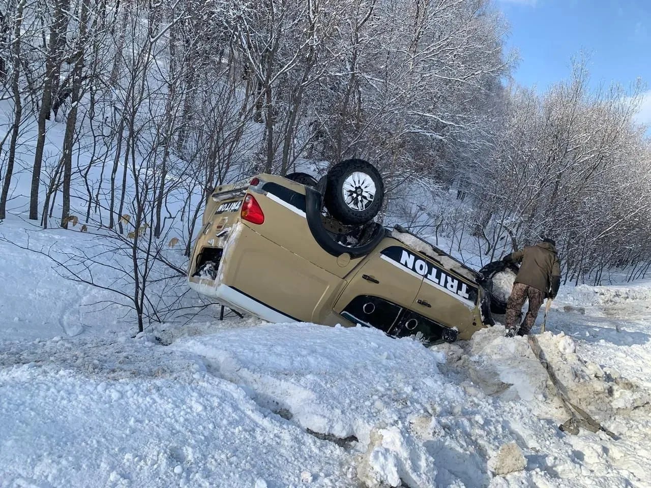 Машина вылетела с проезжей части и перевернулась на холмской трассе Машина вылетела с проезжей части и перевернулась на холмской трассе