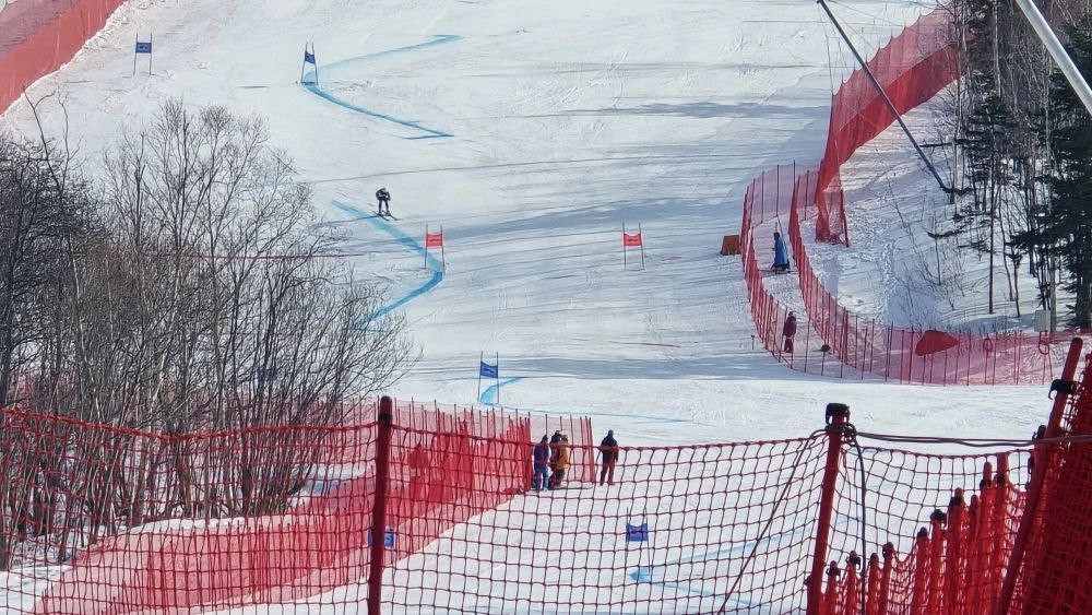 Перегнать друг друга и опередить даже ветер сегодня стараются лыжники со всей страны на склонах "Горного Воздуха" Перегнать друг друга и опередить даже ветер сегодня стараются лыжники со всей страны на склонах "Горного Воздуха"