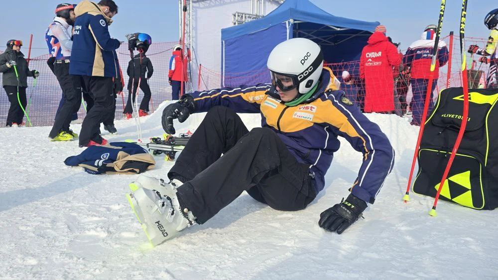 Перегнать друг друга и опередить даже ветер сегодня стараются лыжники со всей страны на склонах "Горного Воздуха" Перегнать друг друга и опередить даже ветер сегодня стараются лыжники со всей страны на склонах "Горного Воздуха"