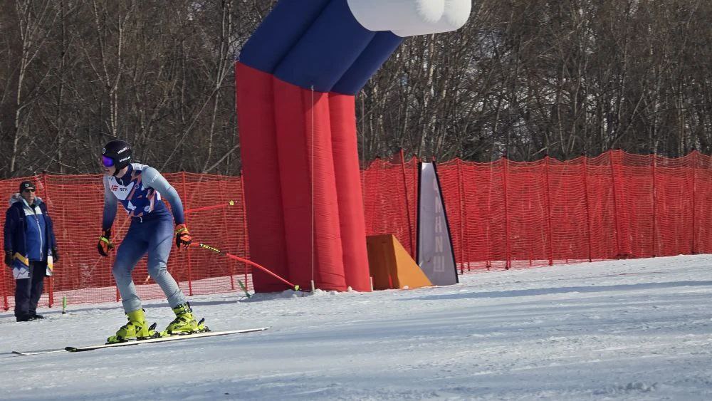 Перегнать друг друга и опередить даже ветер сегодня стараются лыжники со всей страны на склонах "Горного Воздуха" Перегнать друг друга и опередить даже ветер сегодня стараются лыжники со всей страны на склонах "Горного Воздуха"