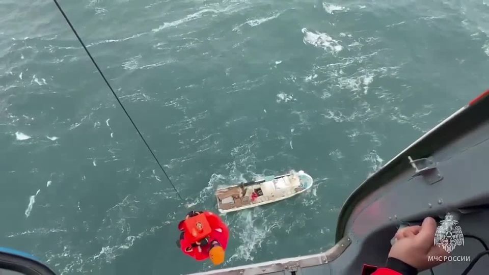 Пострадавшего мужчину на маломерном судне спасли сотрудники МЧС на Сахалине