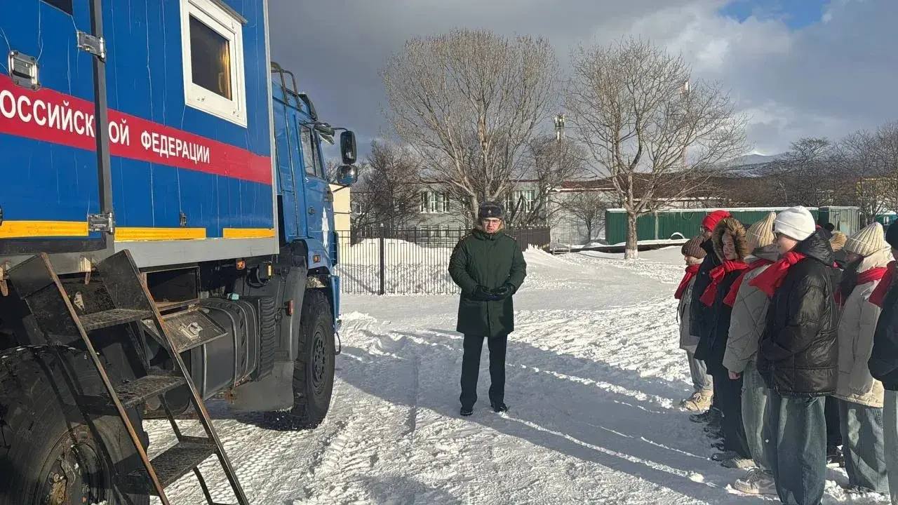 На острове Итурупе Сахалинской области сотрудники военных следственных органов провели занятие с юнармейцами На острове Итурупе Сахалинской области сотрудники военных следственных органов провели занятие с юнармейцами