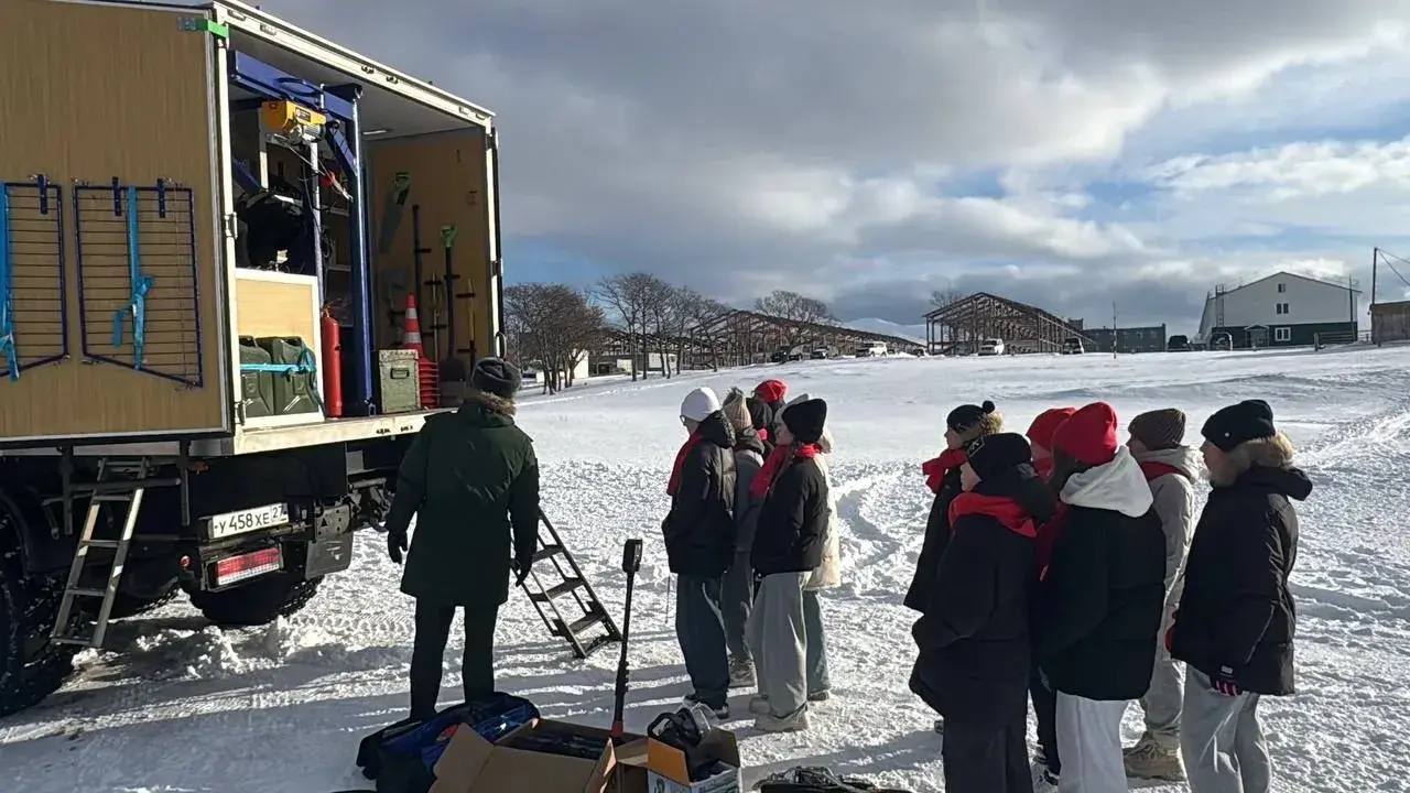 На острове Итурупе Сахалинской области сотрудники военных следственных органов провели занятие с юнармейцами На острове Итурупе Сахалинской области сотрудники военных следственных органов провели занятие с юнармейцами