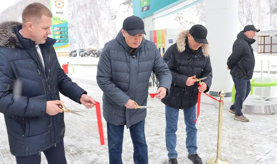 Первого марта в портовом городе Холмск начала работу новая автозаправочная станция, принадлежащая группе компаний «Независимая нефтегазовая компания» (ННК) Первого марта в портовом городе Холмск начала работу новая автозаправочная станция, принадлежащая группе компаний «Независимая нефтегазовая компания» (ННК)
