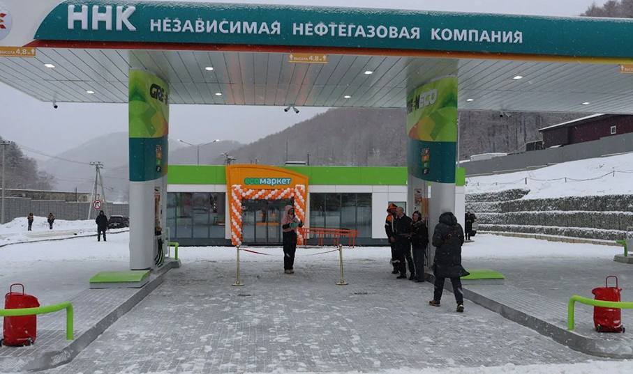 Первого марта в портовом городе Холмск начала работу новая автозаправочная станция, принадлежащая группе компаний «Независимая нефтегазовая компания» (ННК) Первого марта в портовом городе Холмск начала работу новая автозаправочная станция, принадлежащая группе компаний «Независимая нефтегазовая компания» (ННК)