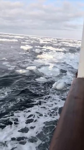 Разрушенный лёд у берегов Итурупа - просто красиво!