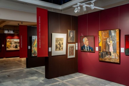 В сахалинском художественном музее открыли выставку «Под стягом Отечества. В едином строю»