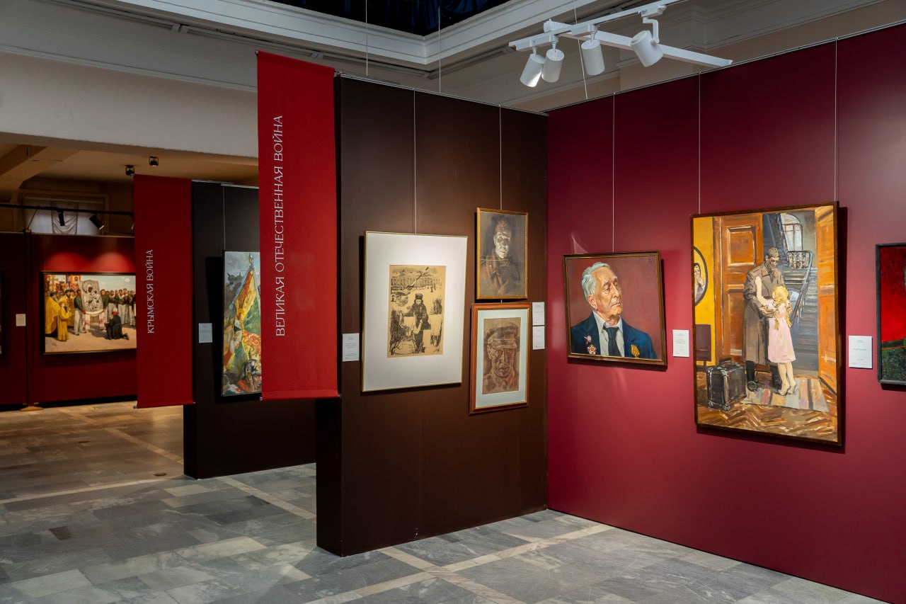 В сахалинском художественном музее открыли выставку «Под стягом Отечества. В едином строю»
