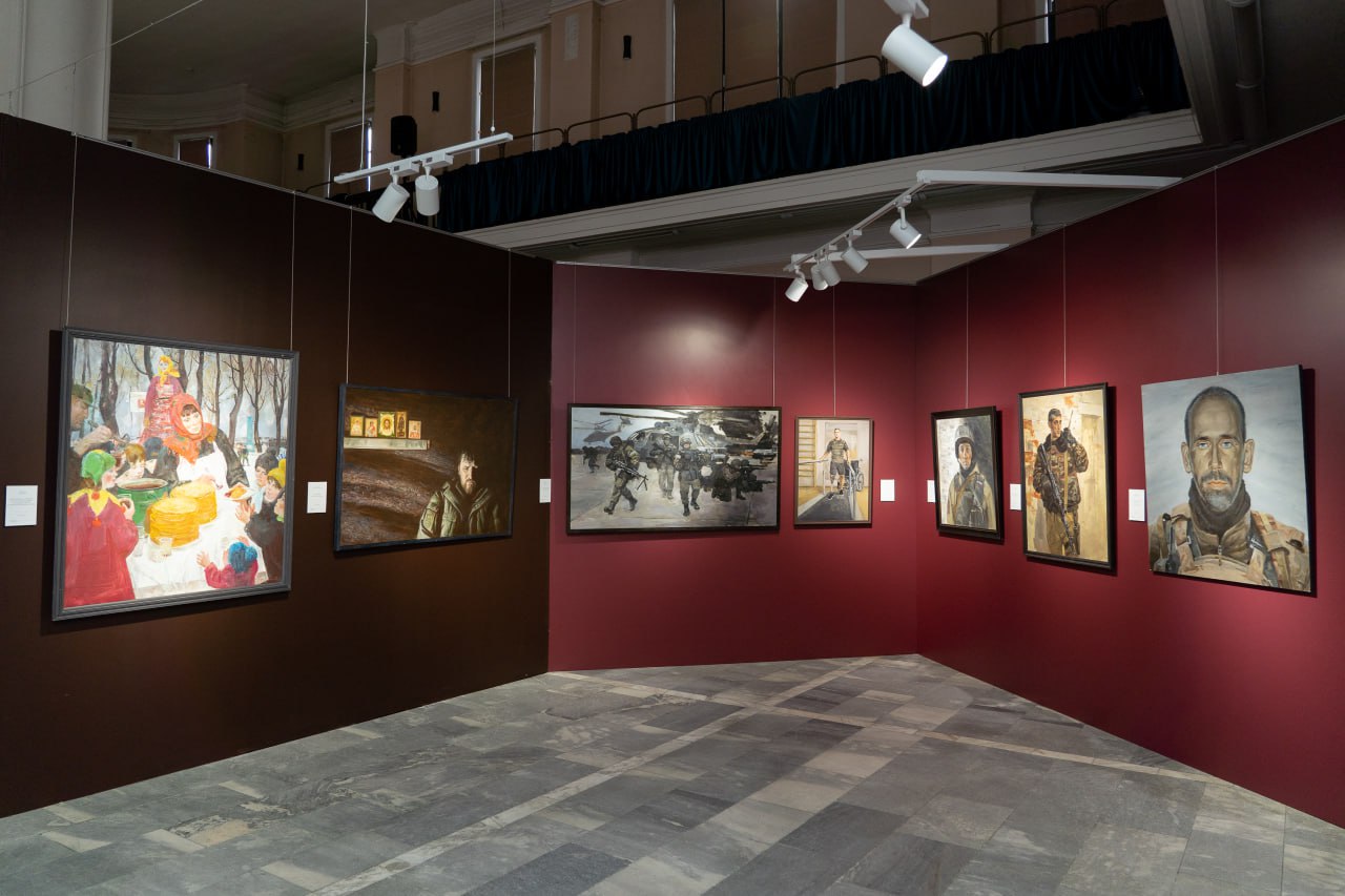 В сахалинском художественном музее открыли выставку «Под стягом Отечества. В едином строю» В сахалинском художественном музее открыли выставку «Под стягом Отечества. В едином строю»