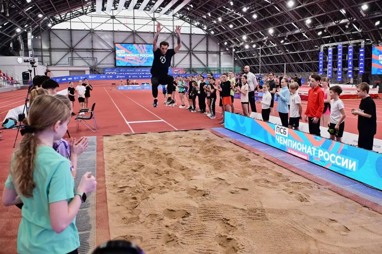 Сильнейший многоборец России Степан Кекин провел мастер-класс для юных сахалинцев Сильнейший многоборец России Степан Кекин провел мастер-класс для юных сахалинцев