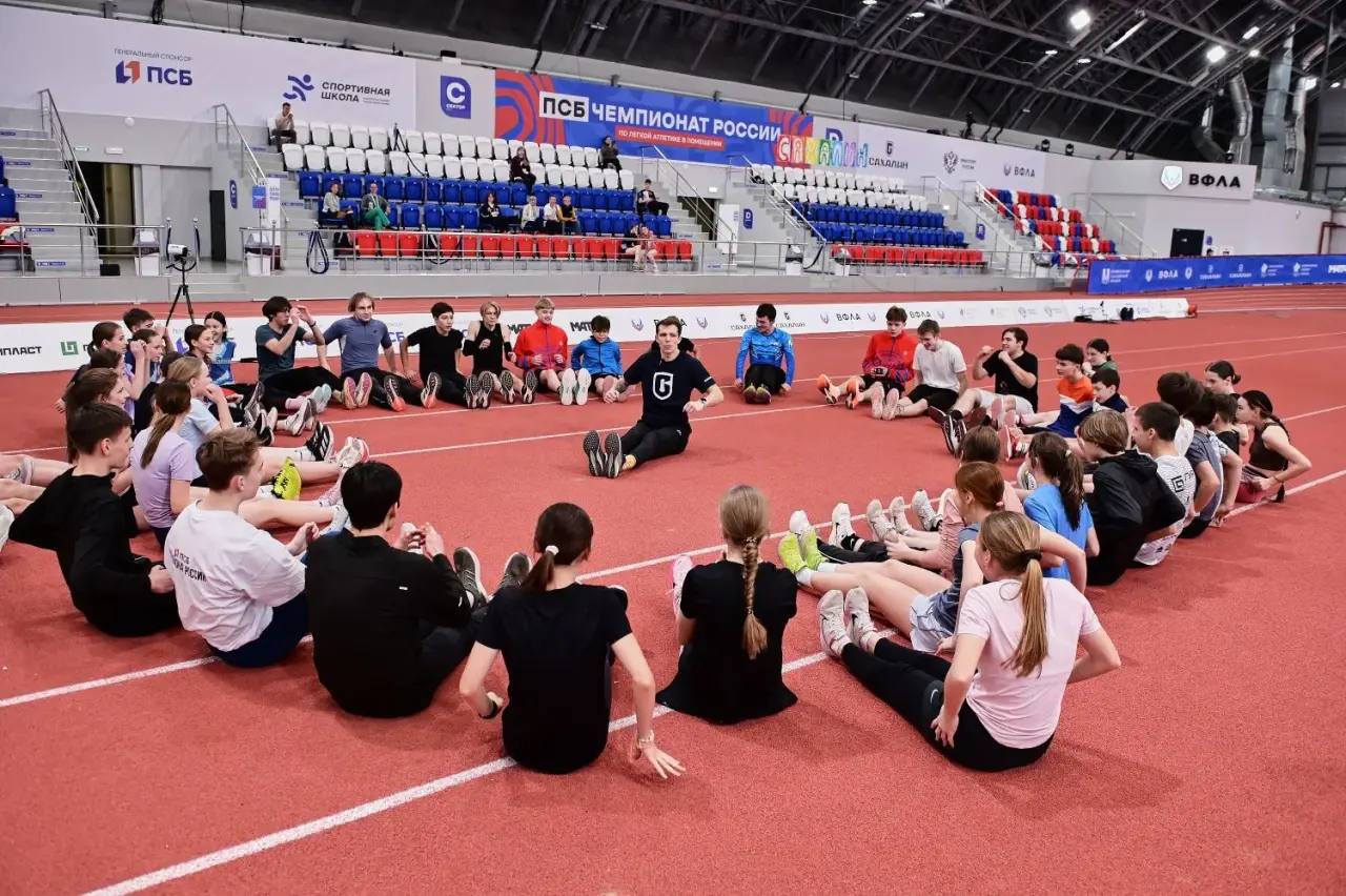 Сильнейший многоборец России Степан Кекин провел мастер-класс для юных сахалинцев Сильнейший многоборец России Степан Кекин провел мастер-класс для юных сахалинцев