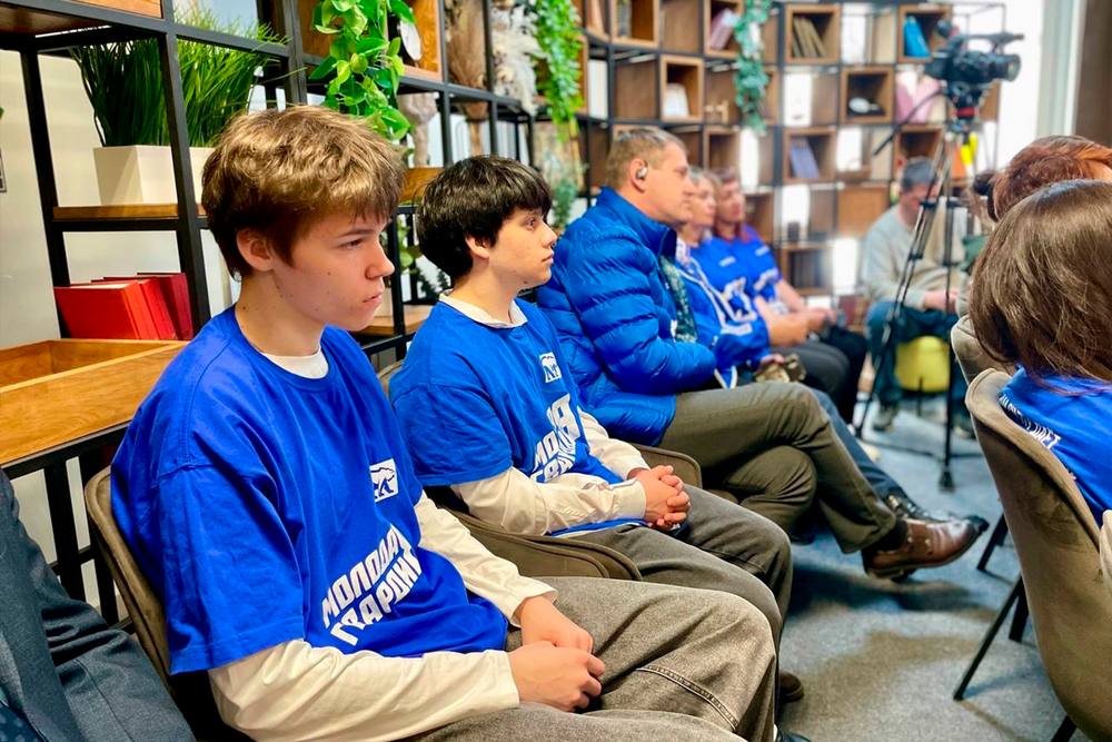 Руководитель фракции «Единая Россия» Алексей Плотников встретился с волонтерами и принял участие в региональном форуме «Большой капитальный ремонт – ПРЕобразование образования» Руководитель фракции «Единая Россия» Алексей Плотников встретился с волонтерами и принял участие в региональном форуме «Большой капитальный ремонт – ПРЕобразование образования»