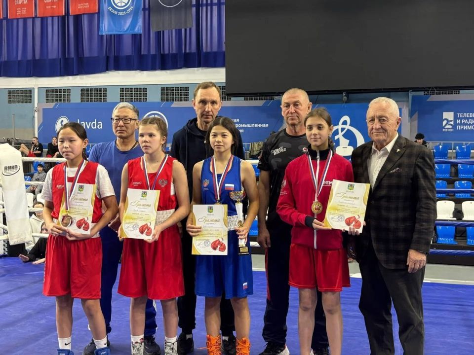 Карина Зуева и Алина Гречко победили на первенстве ДФО по боксу