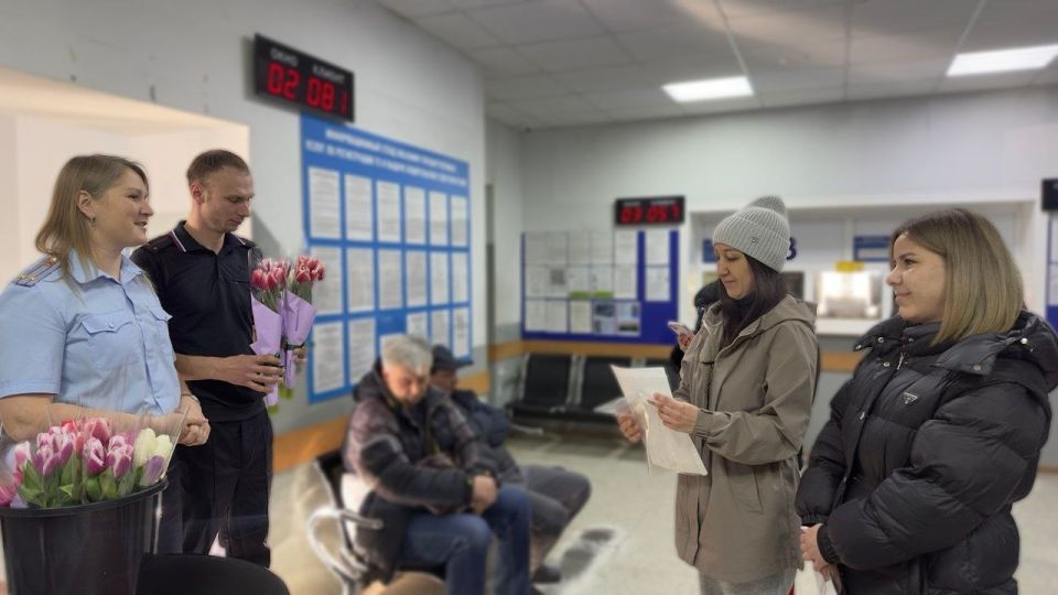 Сотрудники МРЭО Госавтоинспекции поздравили женщин с наступающим Международным женским днём