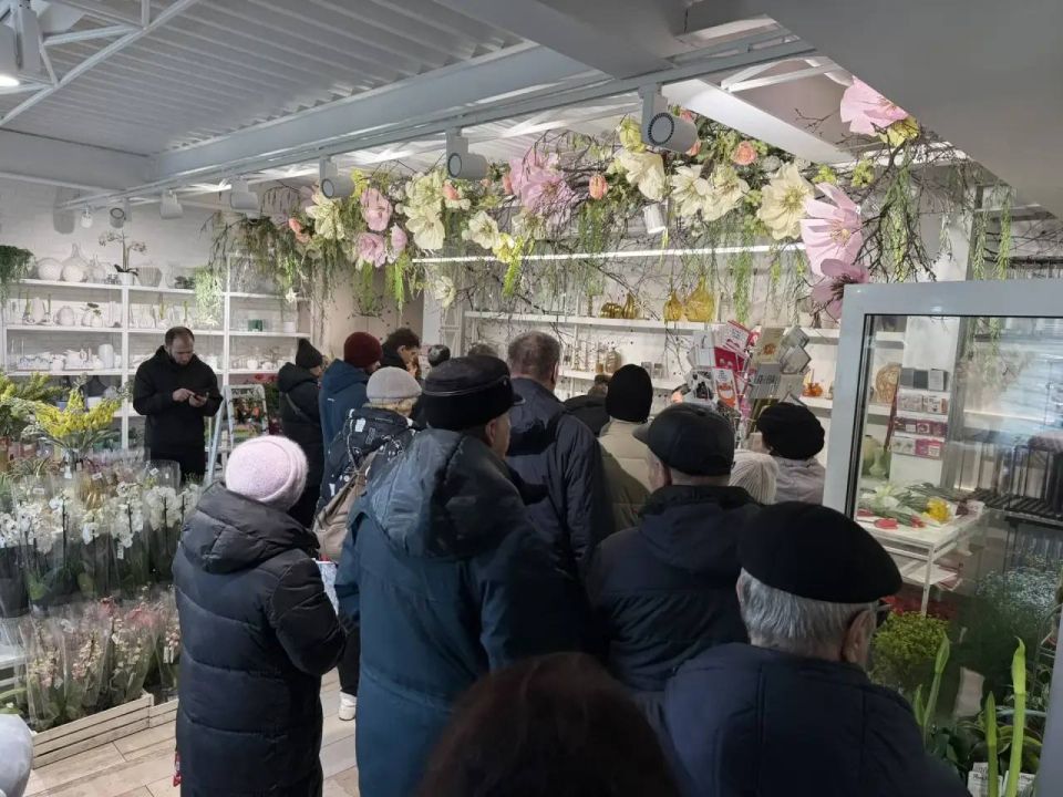 Ажиотаж начинается: сахалинцы встали в очереди за цветами