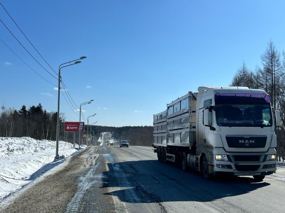 Движение большегрузов временно ограничат на ряде дорог Сахалинской области