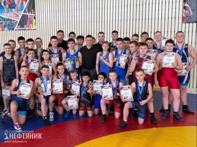 Теплый, домашний турнир в память об уважаемом тренере собирает в Охе борцовское братство