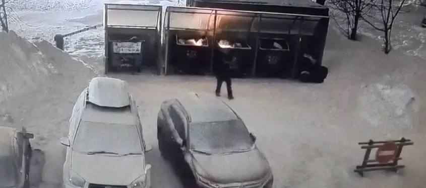 Сегодня ночью неизвестный поджёг контейнерную площадку во дворе дома по ул. Амурская, 6 Сегодня ночью неизвестный поджёг контейнерную площадку во дворе дома по ул. Амурская, 6