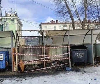 Сегодня ночью неизвестный поджёг контейнерную площадку во дворе дома по ул. Амурская, 6