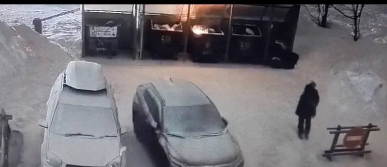 Сегодня ночью неизвестный поджёг контейнерную площадку во дворе дома по ул. Амурская, 6 Сегодня ночью неизвестный поджёг контейнерную площадку во дворе дома по ул. Амурская, 6