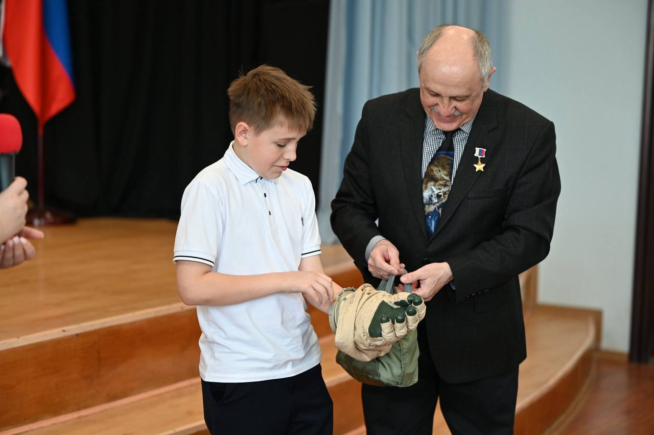 Герой России Юрий Усачёв встретился со школьниками в Южно-Сахалинске Герой России Юрий Усачёв встретился со школьниками в Южно-Сахалинске