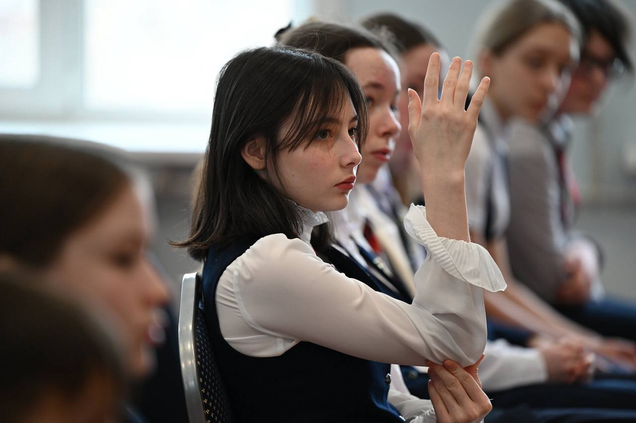 Герой России Юрий Усачёв встретился со школьниками в Южно-Сахалинске Герой России Юрий Усачёв встретился со школьниками в Южно-Сахалинске