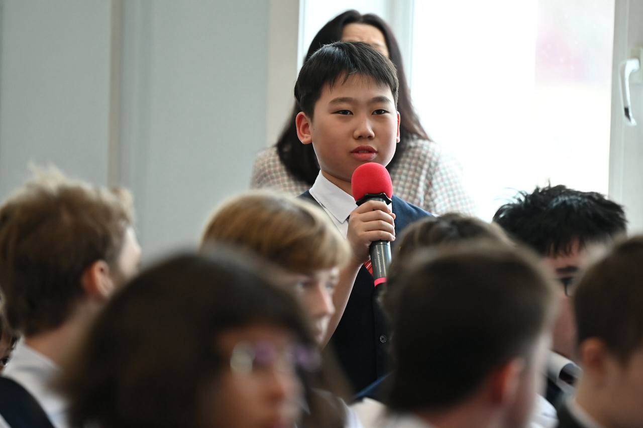 Герой России Юрий Усачёв встретился со школьниками в Южно-Сахалинске Герой России Юрий Усачёв встретился со школьниками в Южно-Сахалинске