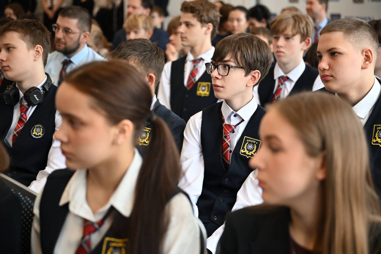 Герой России Юрий Усачёв встретился со школьниками в Южно-Сахалинске Герой России Юрий Усачёв встретился со школьниками в Южно-Сахалинске