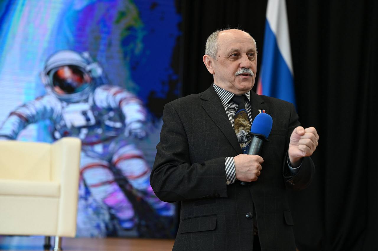 Герой России Юрий Усачёв встретился со школьниками в Южно-Сахалинске