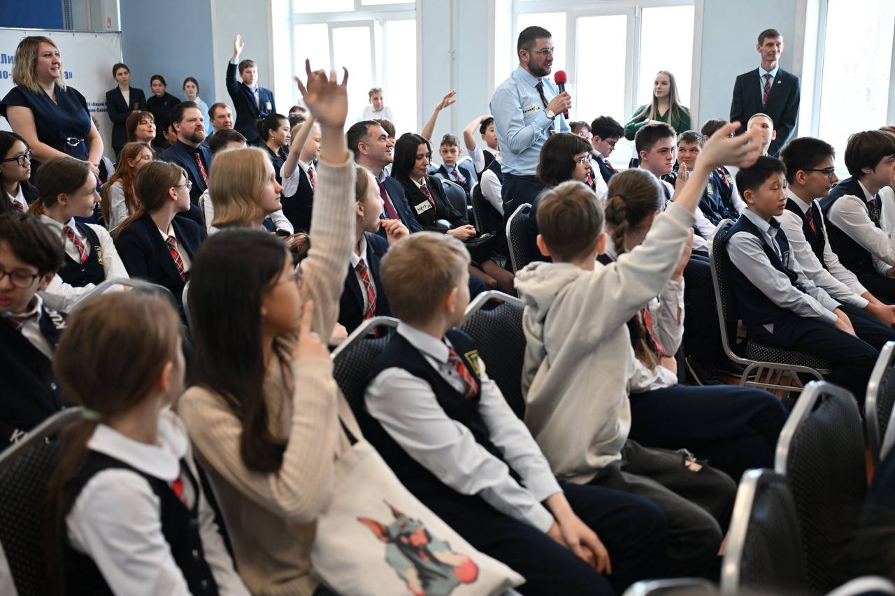 Герой России Юрий Усачёв встретился со школьниками в Южно-Сахалинске Герой России Юрий Усачёв встретился со школьниками в Южно-Сахалинске