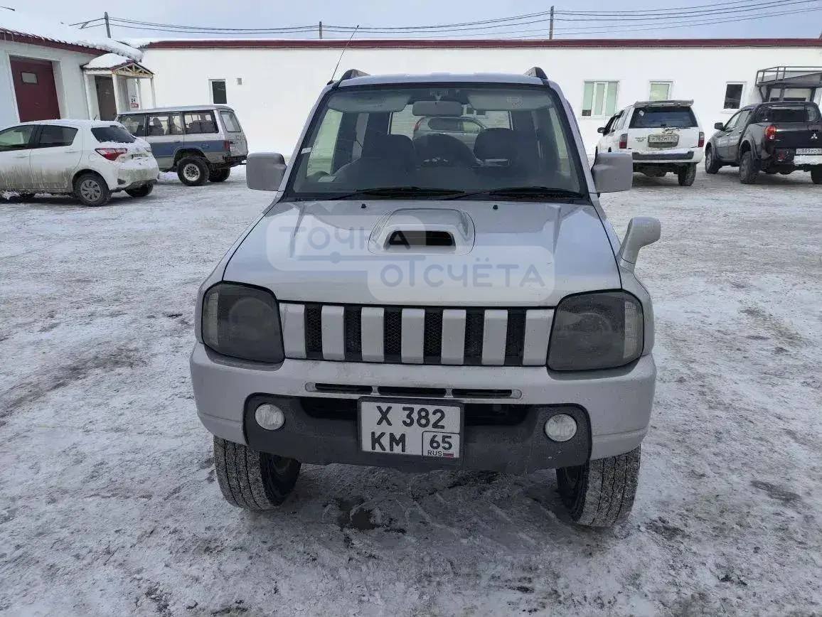 Неизвестный автомобиль столкнулся с "Сузуки Джимни" и скрылся с места ДТП в Южно-Сахалинске