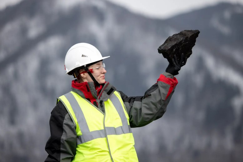 Девушки рулят: самосвалами, заводами, карьерой