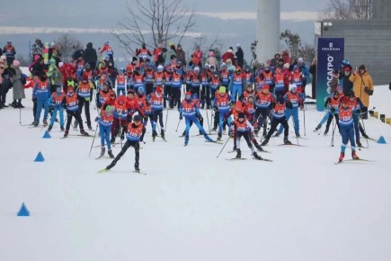 Более 250 сахалинских лыжников почтили память Василия Комышева