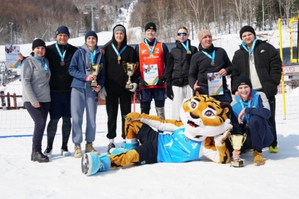 Волейбол на снегу среди гор!