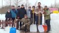 Активисты и жители Ногликского района расчистили от снега площадку для детей