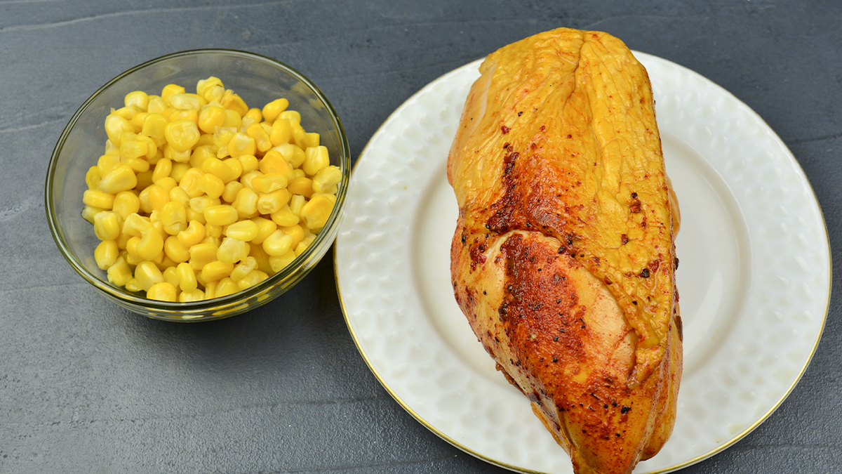 Создайте праздничное настроение: салат за 10 минут с копченой курицей