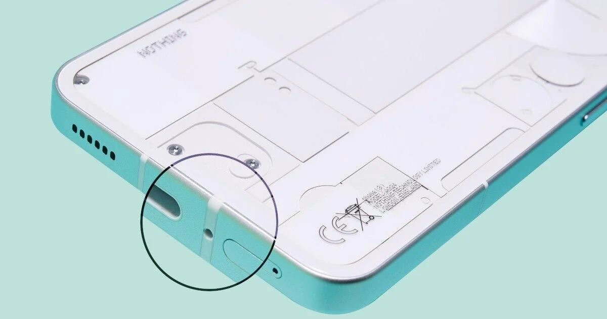 Зачем нужно загадочное отверстие в вашем смартфоне?