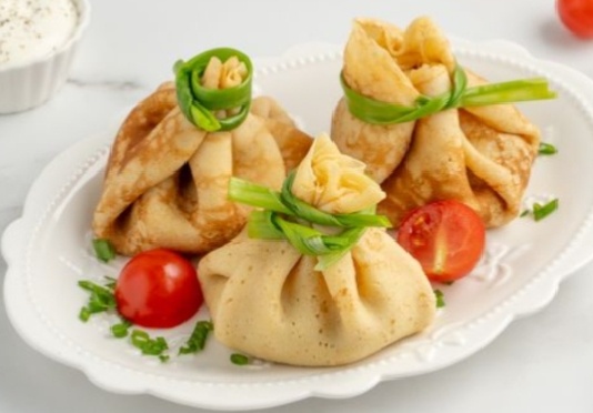 Готовим блинные мешочки с курицей и грибами