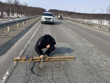 Дорожный надзор ГАИ с рулетками и линейками измерил ямы в Долинском районе