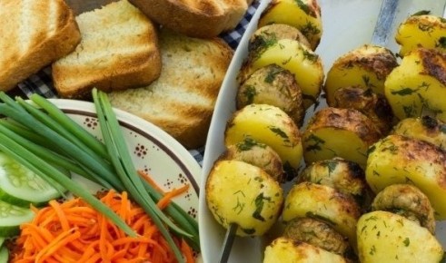 Удивительный шашлык из шампиньонов и картофеля для летнего пикника