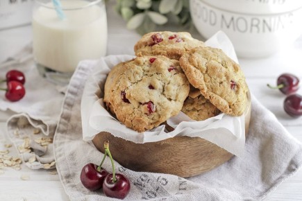 Ароматное овсяное печенье с вишней и шоколадом