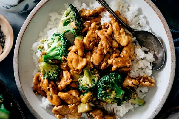 Курица с брокколи в устричном соусе — неотразимый вкус домашней кухни